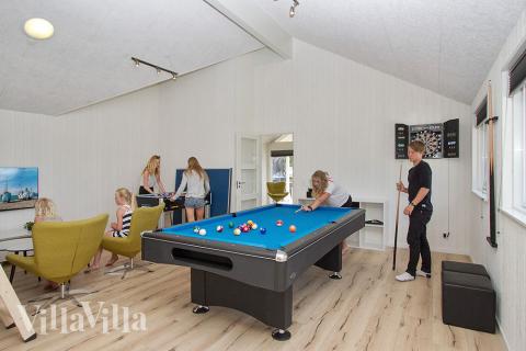 Neben den vielen schönen Stunden, die man im Poolbereich des Hauses verbringen kann, bietet das Luxusferienhaus 347 auch Spielevergnügen bei Billard/Tischtennis und Darts