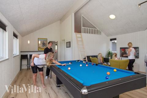 Das Luxusferienhaus 347 für 18 Personen hat einen großen Aktivitätsraum mit u. a. Billard und Darts