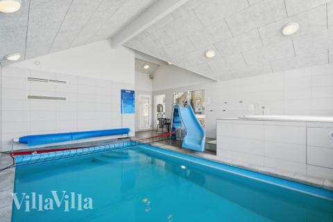 Das Ferienhaus 348 hat einen schicken Poolbereich mit Wasserrutsche, einem geräumigen, eingelassenen Whirlpool und einer Sauna.