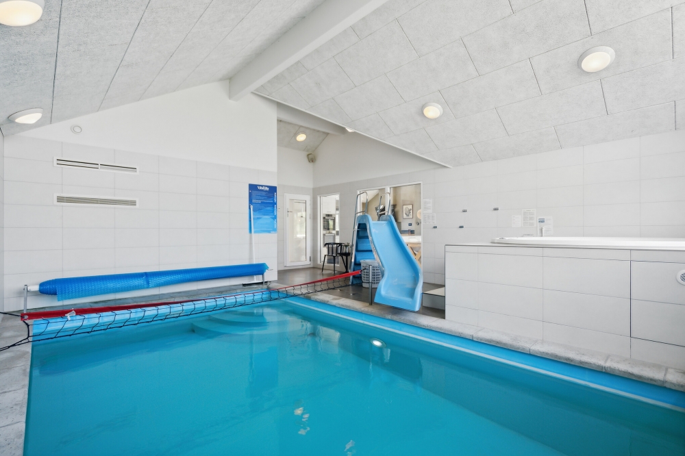 Das Ferienhaus 348 hat einen schicken Poolbereich mit Wasserrutsche, einem geräumigen, eingelassenen Whirlpool und einer Sauna.