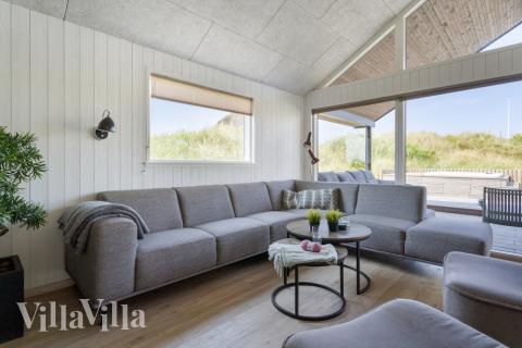 Die Couch im Luxusferienhaus Nr. 348 in Westjütland lädt zu Gesellschaftsspielen oder zu Kinoabenden ein.