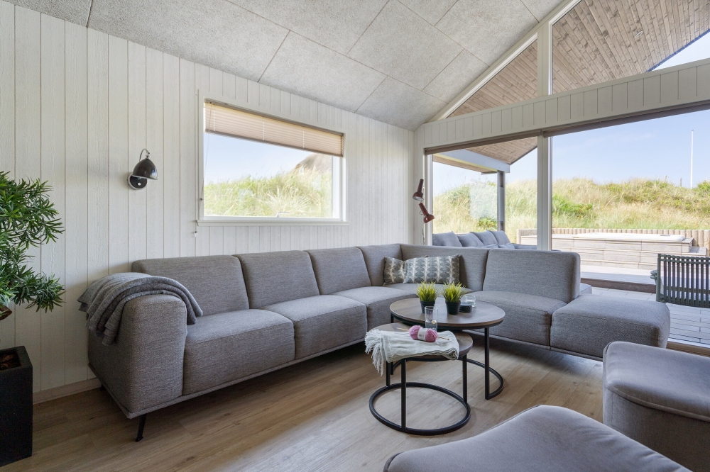 Die Couch im Luxusferienhaus Nr. 348 in Westjütland lädt zu Gesellschaftsspielen oder zu Kinoabenden ein.