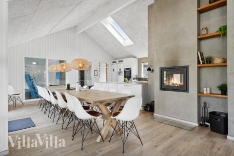 Der große, lichtdurchflutete Aufenthaltsraum im Luxusferienhaus Nr. 348 für 20.