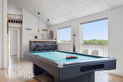 Das Luxusferienhaus 348 für 20 Personen hat einen großen Aktivitätsraum mit u. a. Billard und Darts
