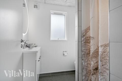 Eines der Badezimmer im Luxusferienhaus Nr. 348