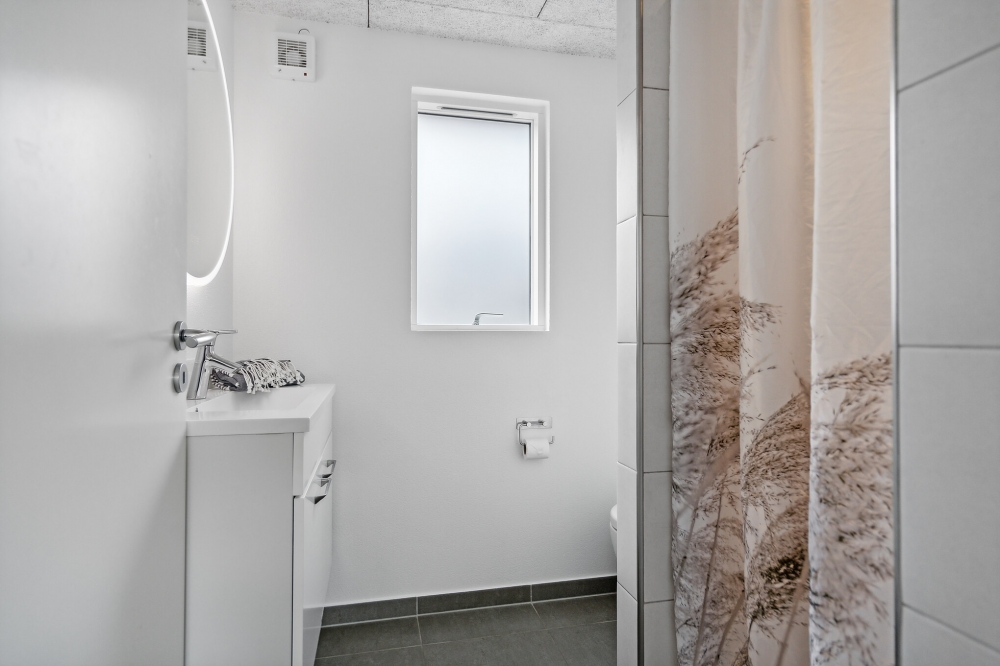 Eines der Badezimmer im Luxusferienhaus Nr. 348