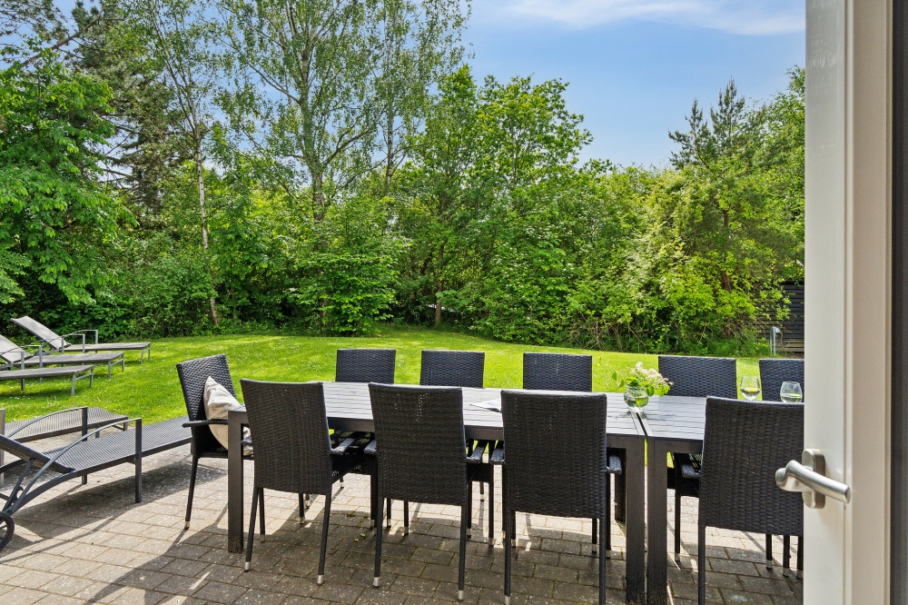 Genießen Sie einen Grillabend auf der Terrasse des Luxusferienhauses Nr. 352 in Nordseeland
