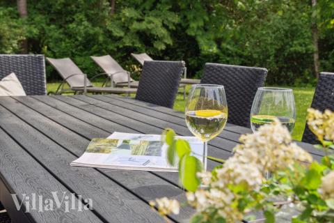 Auf der Terrasse des Ferienhauses Nr. 352 ist Platz für 14 Personen.