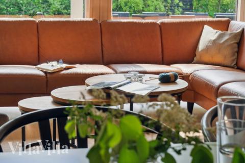 Die Couch im Luxusferienhaus Nr. 352 in Nordseeland lädt zu Gesellschaftsspielen oder zu Kinoabenden ein.