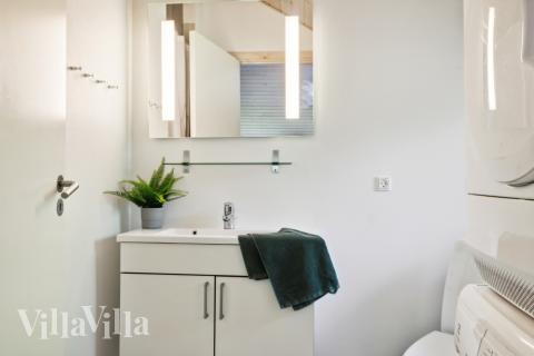 Eines der Badezimmer im Luxusferienhaus Nr. 352