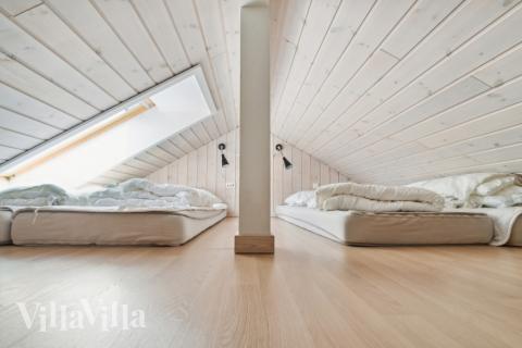 Einige der 14 Schlafgelegenheiten befinden sich im Luxusferienhaus Nr. 352 auf dem ausgebauten Dachboden