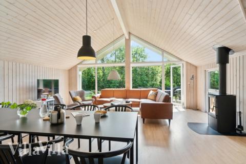 Der große, lichtdurchflutete Aufenthaltsraum im Luxusferienhaus Nr. 352 für 14.