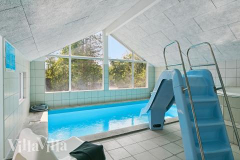 Das Ferienhaus 352 hat einen schicken Poolbereich mit Wasserrutsche, einem geräumigen, eingelassenen Whirlpool und einer Sauna.
