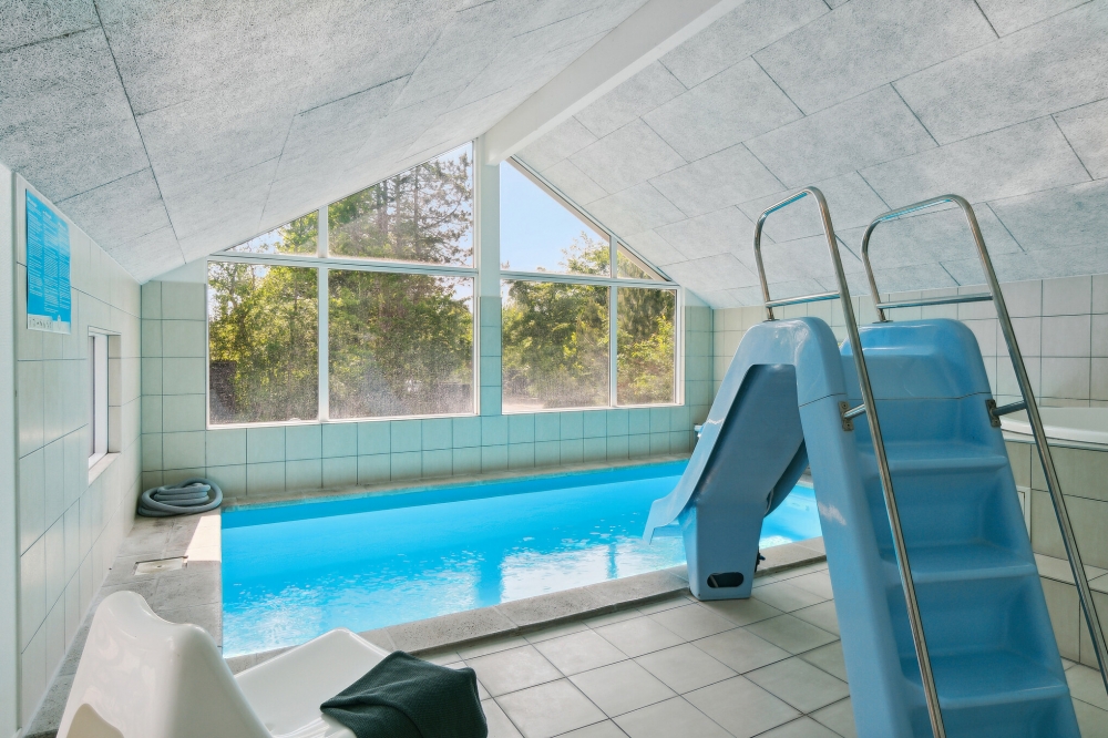 Das Ferienhaus 352 hat einen schicken Poolbereich mit Wasserrutsche, einem geräumigen, eingelassenen Whirlpool und einer Sauna.
