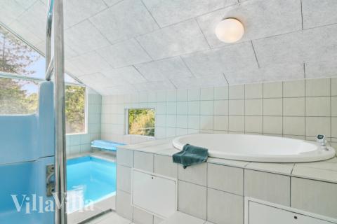 Genießen Sie den warmen Whirlpool im Luxusferienhaus Nr. 352 in Nordseeland