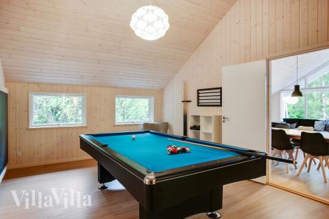 Das Luxusferienhaus 352 für 14 Personen hat einen großen Aktivitätsraum mit u. a. Billard und Darts