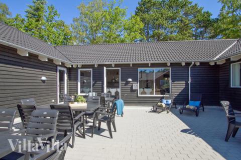 Auf der Terrasse des Ferienhauses Nr. 351 ist Platz für 22 Personen.