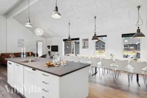 Die Küche in dem Luxusferienhaus Nr. 351 ist so gut ausgestattet, dass man problemlos Mahlzeiten für 22 Personen zubereiten kann.