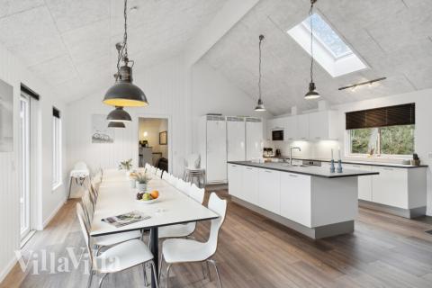 Der große, lichtdurchflutete Aufenthaltsraum im Luxusferienhaus Nr. 351 für 22.