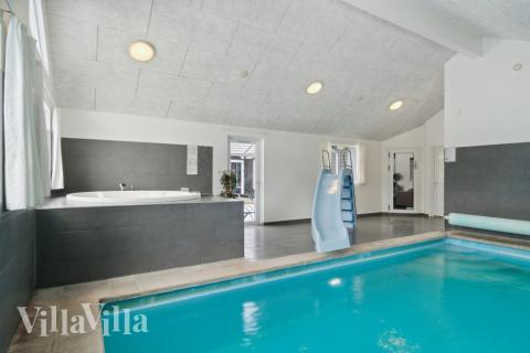 Das Ferienhaus 351 hat einen schicken Poolbereich mit Wasserrutsche, einem geräumigen, eingelassenen Whirlpool und einer Sauna.