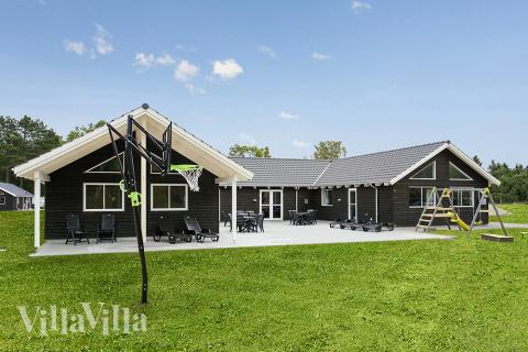 Dieses große Pool-Ferienhaus liegt im schönen Asserbo – zwischen Tisvildeleje und Liseleje. 