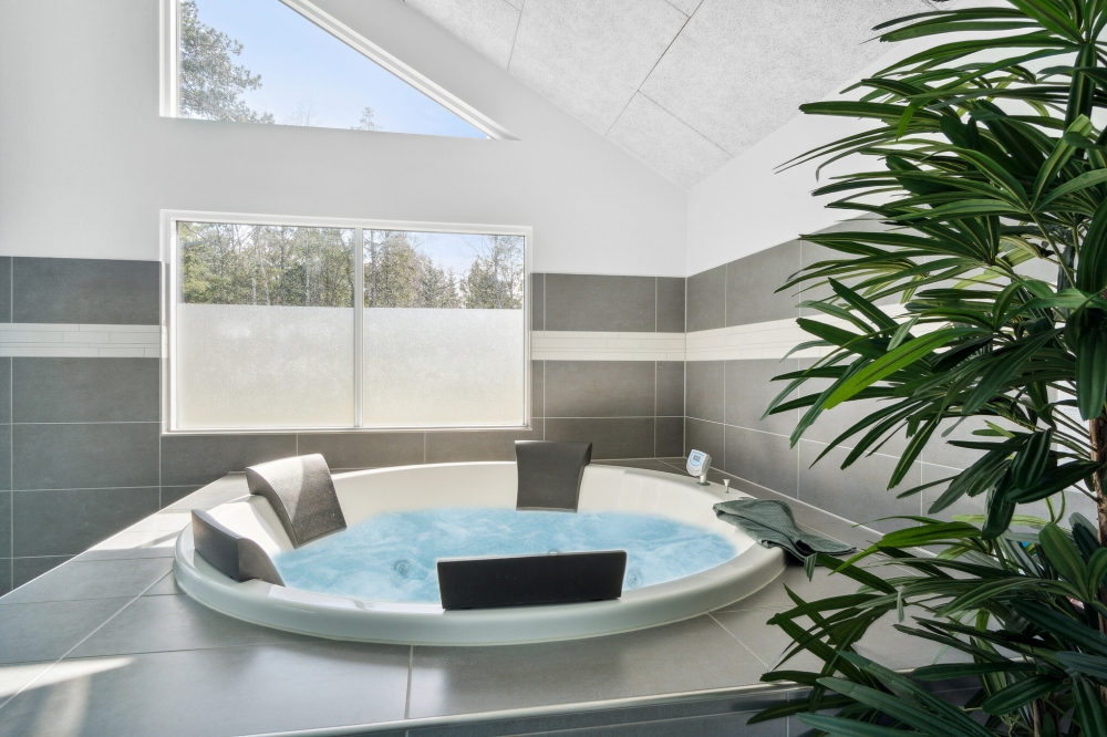 Genießen Sie den warmen Whirlpool im Luxusferienhaus Nr. 350 in Nordseeland