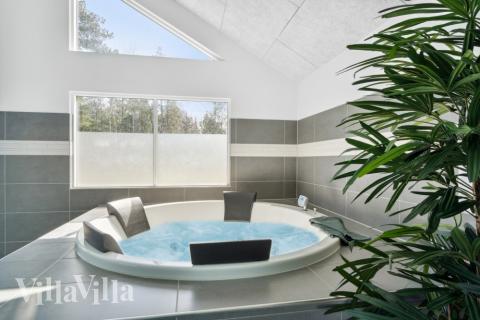 Genießen Sie den warmen Whirlpool im Luxusferienhaus Nr. 350 in Nordseeland