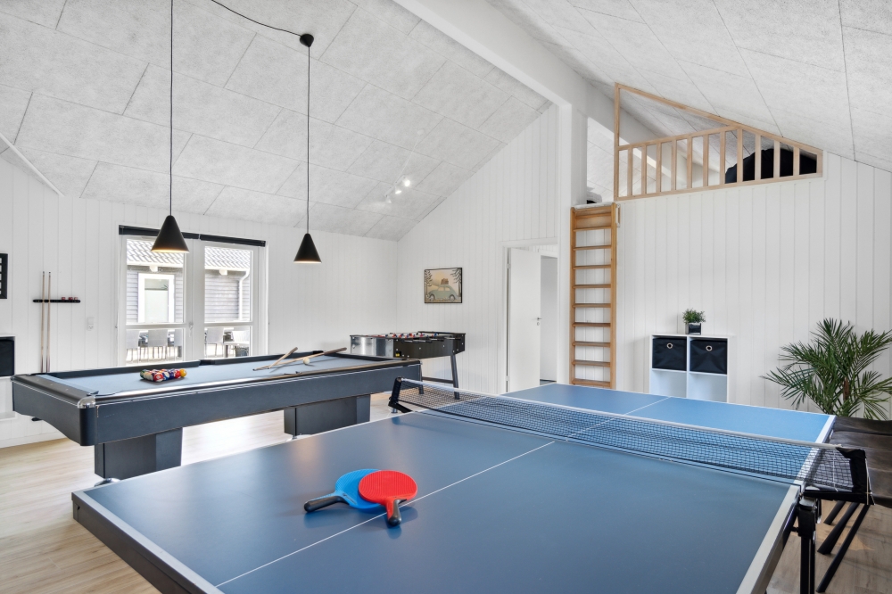 Das Luxusferienhaus 350 für 24 Personen hat einen großen Aktivitätsraum mit u. a. Billard und Darts