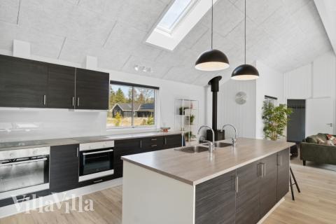 Die Küche in dem Luxusferienhaus Nr. 350 ist so gut ausgestattet, dass man problemlos Mahlzeiten für 24 Personen zubereiten kann.