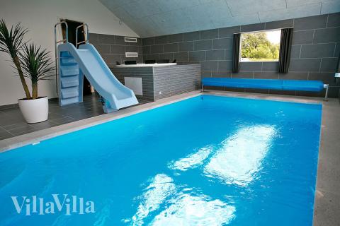 Das Ferienhaus 349 hat einen schicken Poolbereich mit Wasserrutsche, einem geräumigen, eingelassenen Whirlpool und einer Sauna.