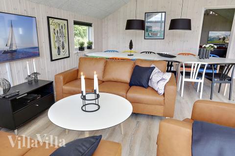 Der große, lichtdurchflutete Aufenthaltsraum im Luxusferienhaus Nr. 349 für 14.
