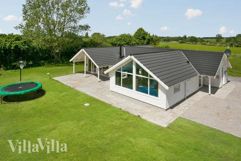 Herzlich willkommen in diesem gut ausgestatteten Skanlux-Ferienhaus in der Nähe des skönnen Strands von Råbylillle und der zahlreichen Attraktionen auf Mön, Lolland und Falster. 