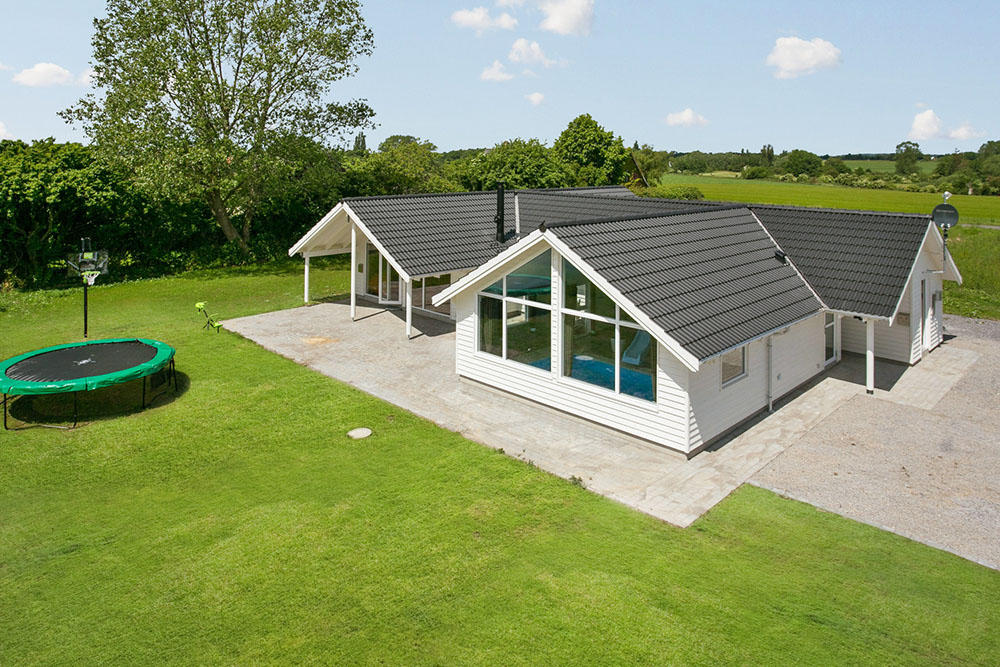 Herzlich willkommen in diesem gut ausgestatteten Skanlux-Ferienhaus in der Nähe des skönnen Strands von Råbylillle und der zahlreichen Attraktionen auf Mön, Lolland und Falster. 