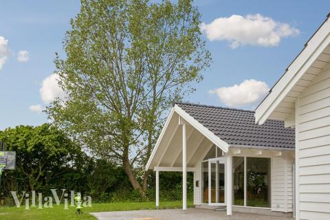 Das Luxusferienhaus Nr. 349 hat eine tolle Terrasse, die mit hochwertigen Gartenmöbeln für 14 Personen ausgestattet ist.