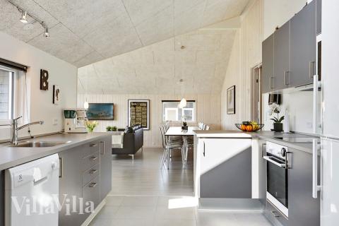 Die Küche in dem Luxusferienhaus Nr. 353 ist so gut ausgestattet, dass man problemlos Mahlzeiten für 14 Personen zubereiten kann.