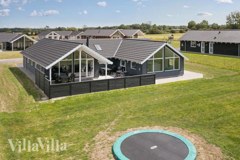 Dieses schöne und gut ausgestattete Luxussommerhaus befindet sich in der Nähe des kindefreundlichen Strandes in Skåstrup auf Nordfünen.