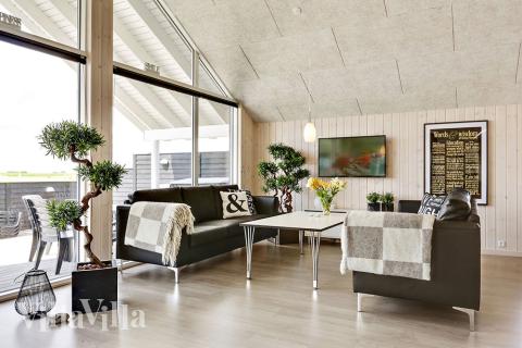 Der große, lichtdurchflutete Aufenthaltsraum im Luxusferienhaus Nr. 353 für 14.