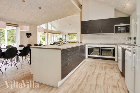 Die Küche in dem Luxusferienhaus Nr. 355 ist so gut ausgestattet, dass man problemlos Mahlzeiten für 18 Personen zubereiten kann.