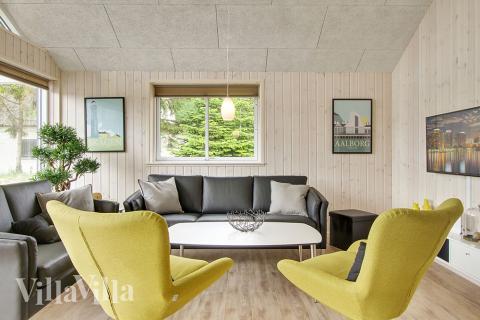 Der große, lichtdurchflutete Aufenthaltsraum im Luxusferienhaus Nr. 355 für 18.