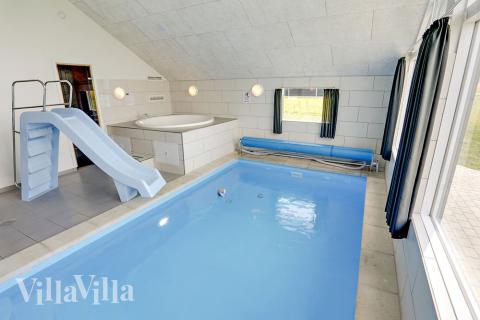 Das Ferienhaus 355 hat einen schicken Poolbereich mit Wasserrutsche, einem geräumigen, eingelassenen Whirlpool und einer Sauna.