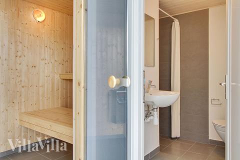 Genießen Sie die heiße Sauna im Luxusferienhaus Nr. 355 für 18 Personen