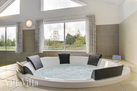 Genießen Sie den warmen Whirlpool im Luxusferienhaus Nr. 356 in Ostjütland