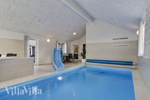 Das Ferienhaus 356 hat einen schicken Poolbereich mit Wasserrutsche, einem geräumigen, eingelassenen Whirlpool und einer Sauna.