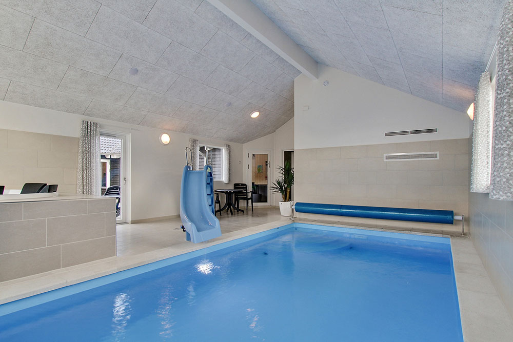 Das Ferienhaus 356 hat einen schicken Poolbereich mit Wasserrutsche, einem geräumigen, eingelassenen Whirlpool und einer Sauna.