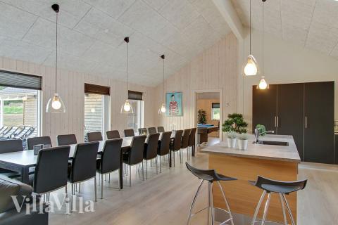 Der große, lichtdurchflutete Aufenthaltsraum im Luxusferienhaus Nr. 356 für 20.