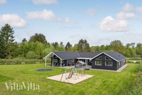 Dieses schöne Poolhaus Nr. 356 mit Platz für 20 Personen liegt in Ostjütland