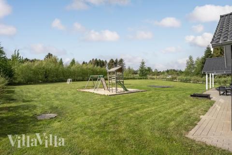 Zu dem attraktiven Ferienhaus Nr. 356 in Ostjütland gehört auch ein tolles Angebot im Außenbereich, z. B. Spieleturm und Schaukeln