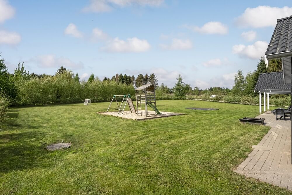 Zu dem attraktiven Ferienhaus Nr. 356 in Ostjütland gehört auch ein tolles Angebot im Außenbereich, z. B. Spieleturm und Schaukeln