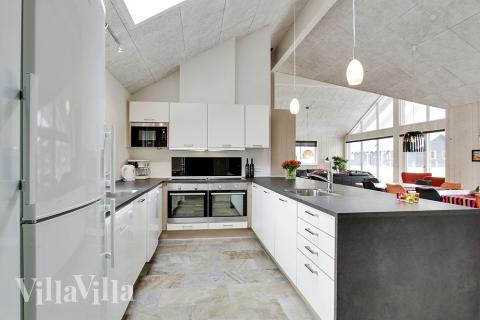 Die Küche in dem Luxusferienhaus Nr. 358 ist so gut ausgestattet, dass man problemlos Mahlzeiten für 18 Personen zubereiten kann.