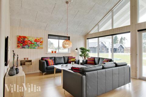 Der große, lichtdurchflutete Aufenthaltsraum im Luxusferienhaus Nr. 358 für 18.